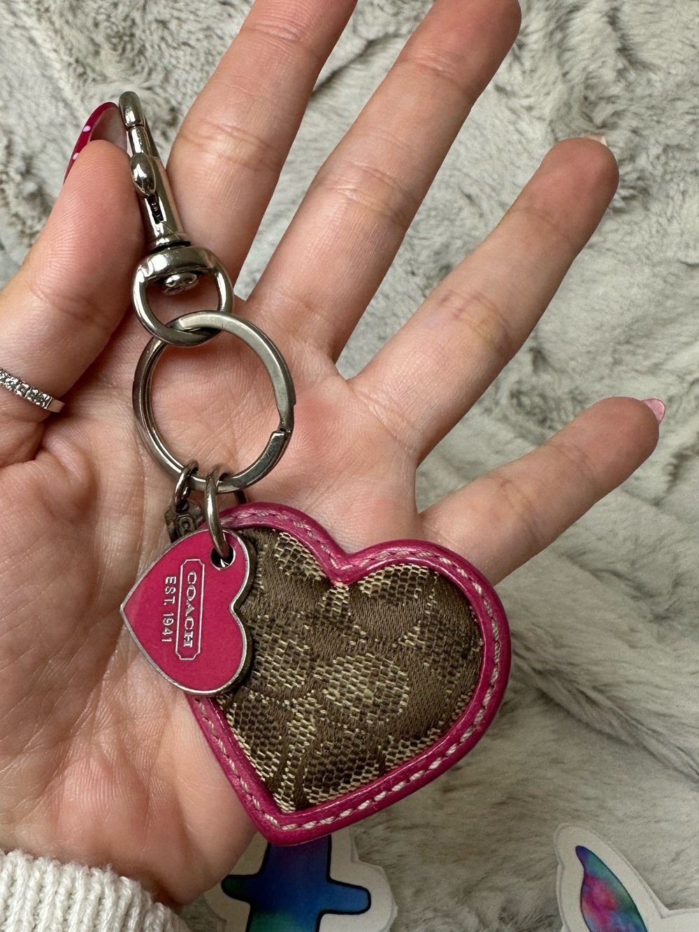 95$ Coach, pink, leather /metal monogram heart charm